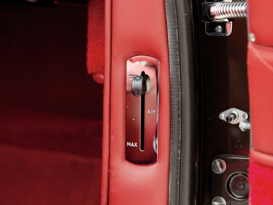 Детали интерьера Aston Martin DB6 Volante (3635/R) 1967 года  (фото 24 из 32)